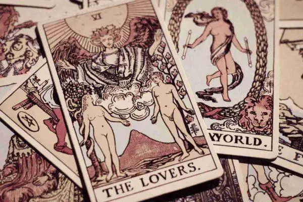Every one should know 3 things about Tarot love spreads.